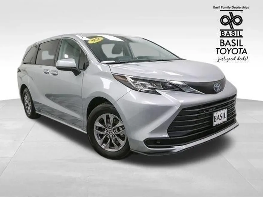 2021 Toyota Sienna LE photo 1