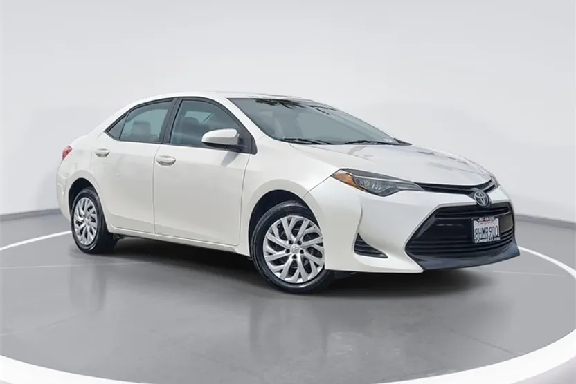 2019 Toyota Corolla LE photo 1