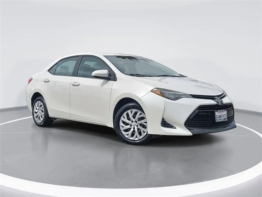 2019 Toyota Corolla LE photo 1