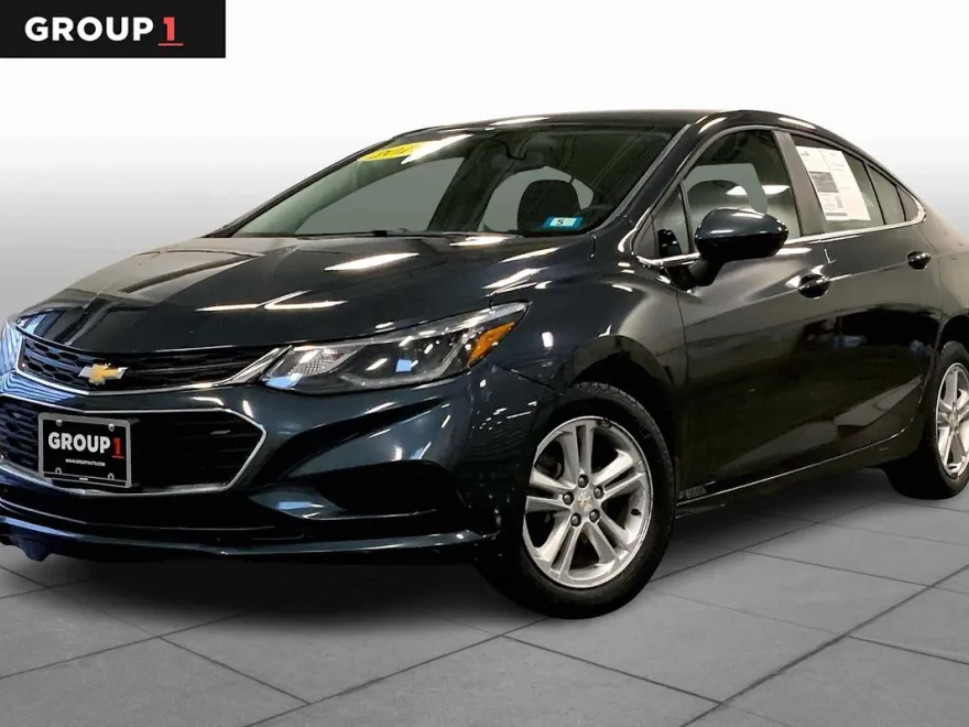 2018 Chevrolet Cruze LT photo 1