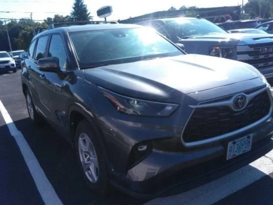 2023 Toyota Highlander LE photo 1