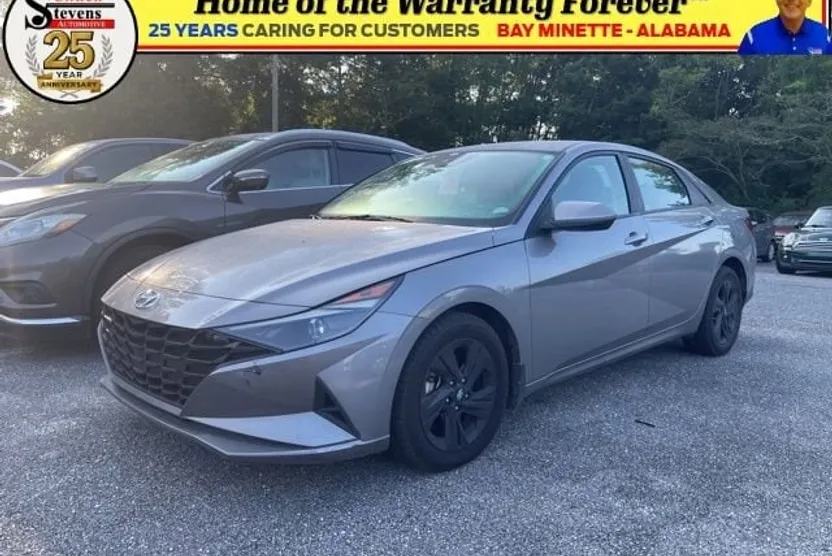 2023 Hyundai Elantra SEL photo 1