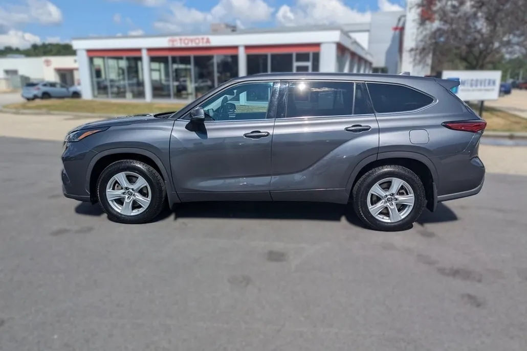 2021 Toyota Highlander LE photo 1