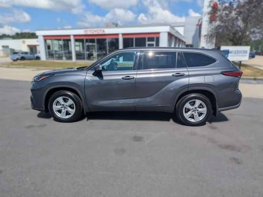 2021 Toyota Highlander LE photo 1