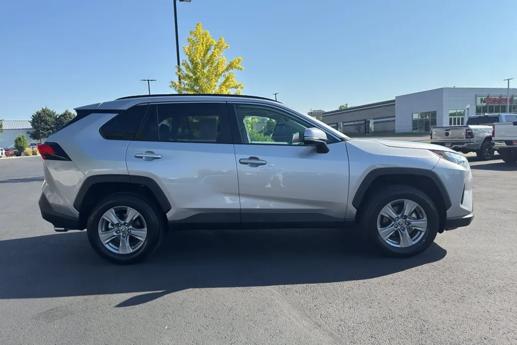2022 Toyota RAV4 Hybrid XLE photo 1