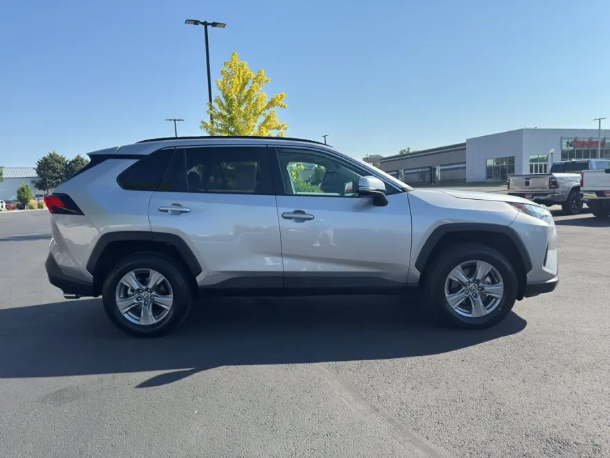 2022 Toyota RAV4 Hybrid XLE photo 1