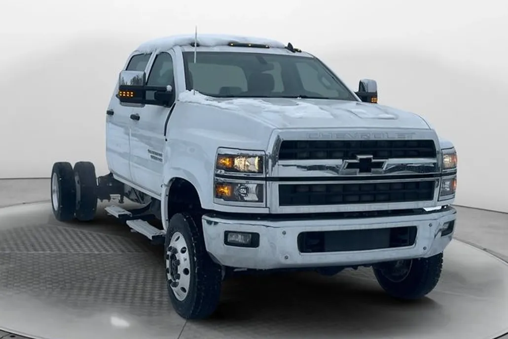 2024 Chevrolet Silverado 5500HD LT photo 1