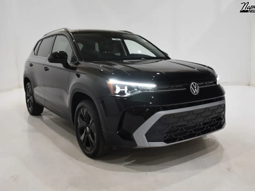 2025 Volkswagen Taos SE photo 1