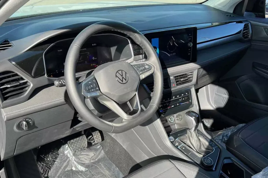 2025 Volkswagen Taos SE photo 1