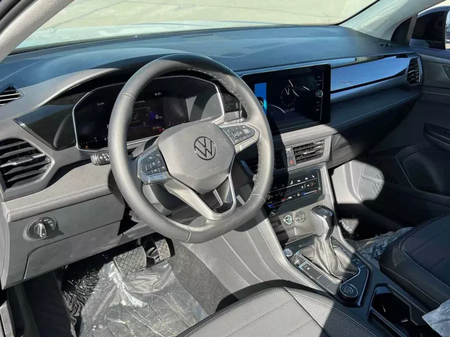 2025 Volkswagen Taos SE photo 1