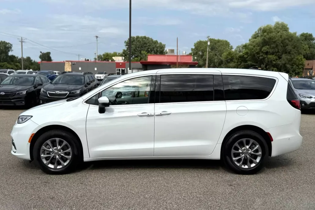 2023 Chrysler Pacifica Touring L photo 1