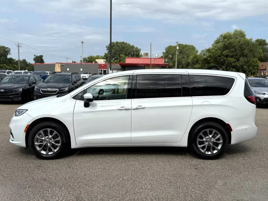 2023 Chrysler Pacifica Touring L photo 1