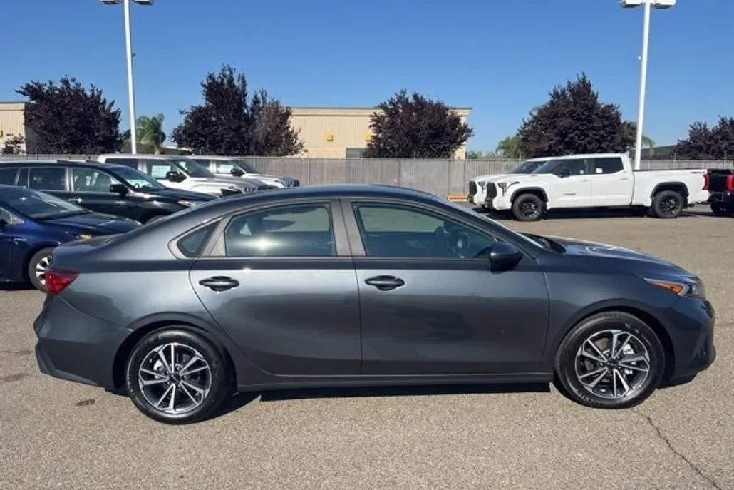 2023 Kia Forte LXS photo 1