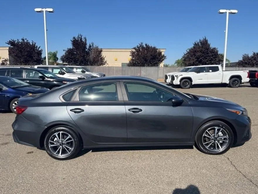 2023 Kia Forte LXS photo 1