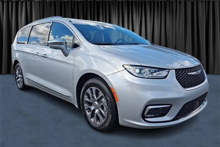 2024 Chrysler Pacifica Hybrid Pinnacle photo 1