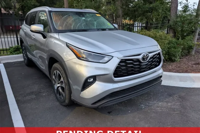 2023 Toyota Highlander XLE photo 1