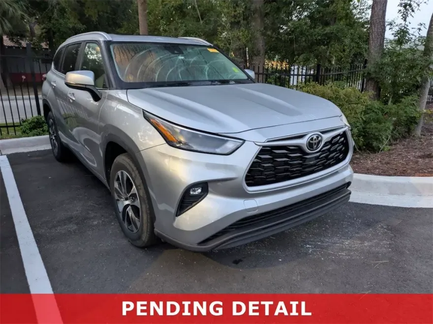 2023 Toyota Highlander XLE photo 1