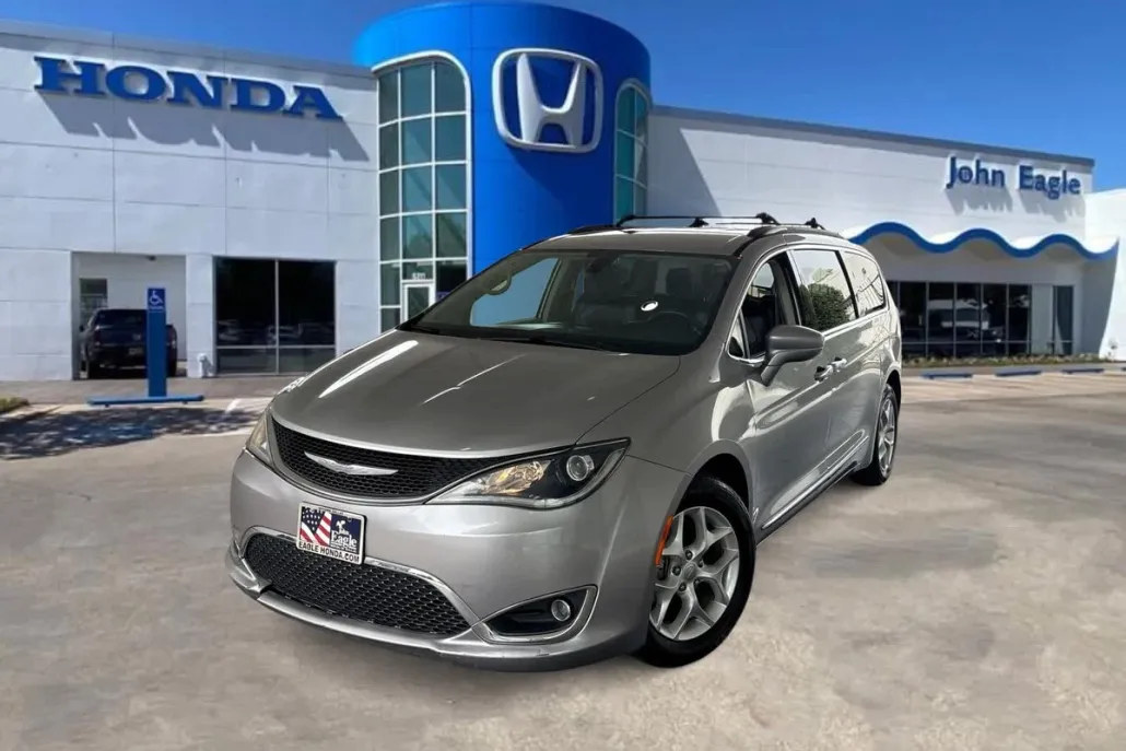 2017 Chrysler Pacifica Touring L photo 1