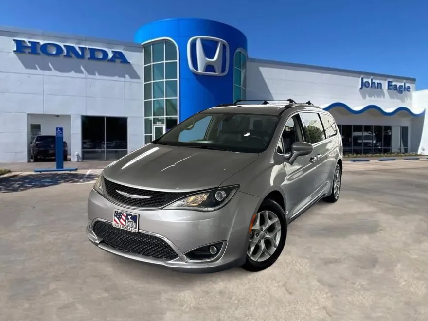 2017 Chrysler Pacifica Touring L photo 1