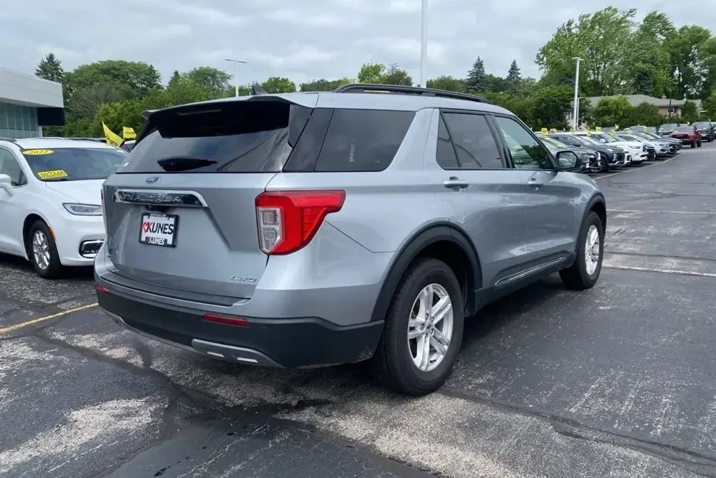 2023 Ford Explorer XLT photo 1