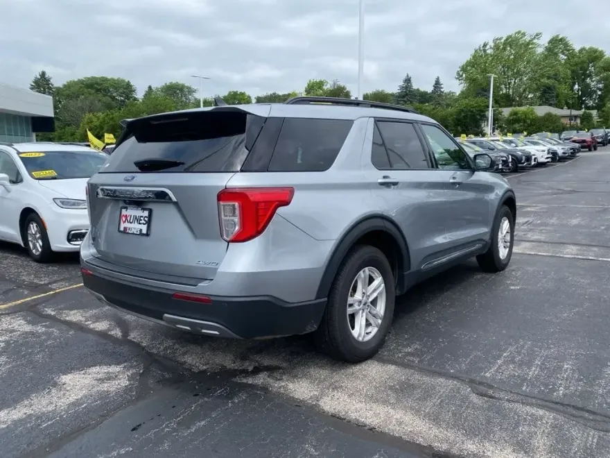 2023 Ford Explorer XLT photo 1