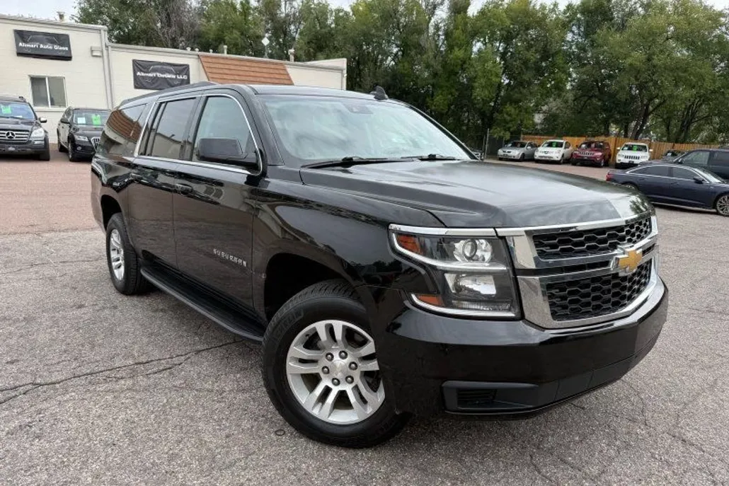 2019 Chevrolet Suburban LT photo 1