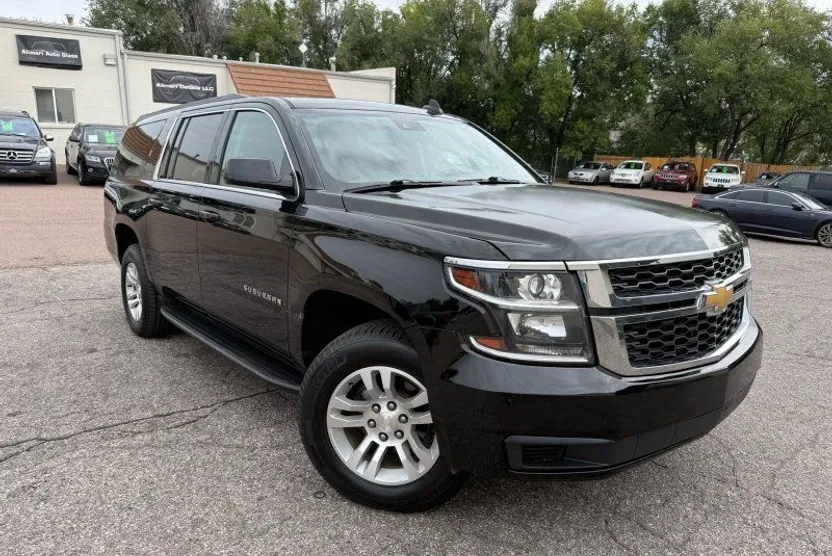 2019 Chevrolet Suburban LT photo 1