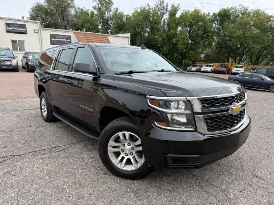 2019 Chevrolet Suburban LT photo 1