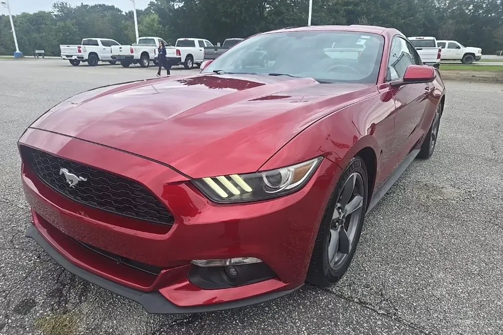 2015 Ford Mustang V6 photo 1