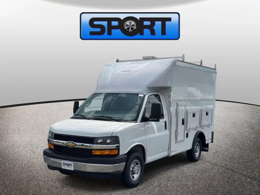 2025 Chevrolet Express Cutaway 3500 photo 1
