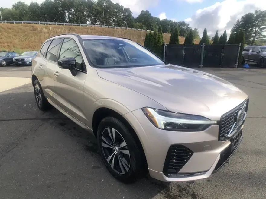 2025 Volvo XC60 B5 Plus photo 1