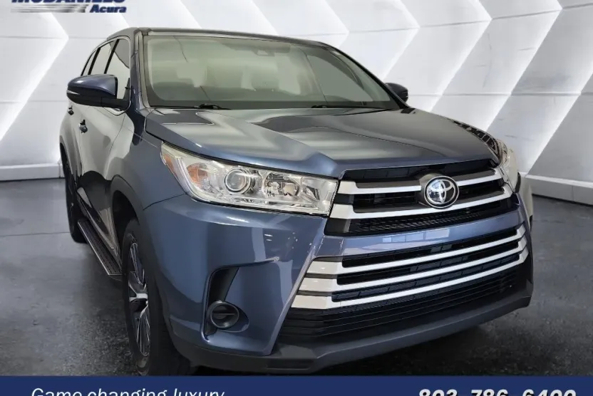 2019 Toyota Highlander LE photo 1