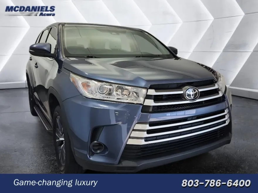 2019 Toyota Highlander LE photo 1