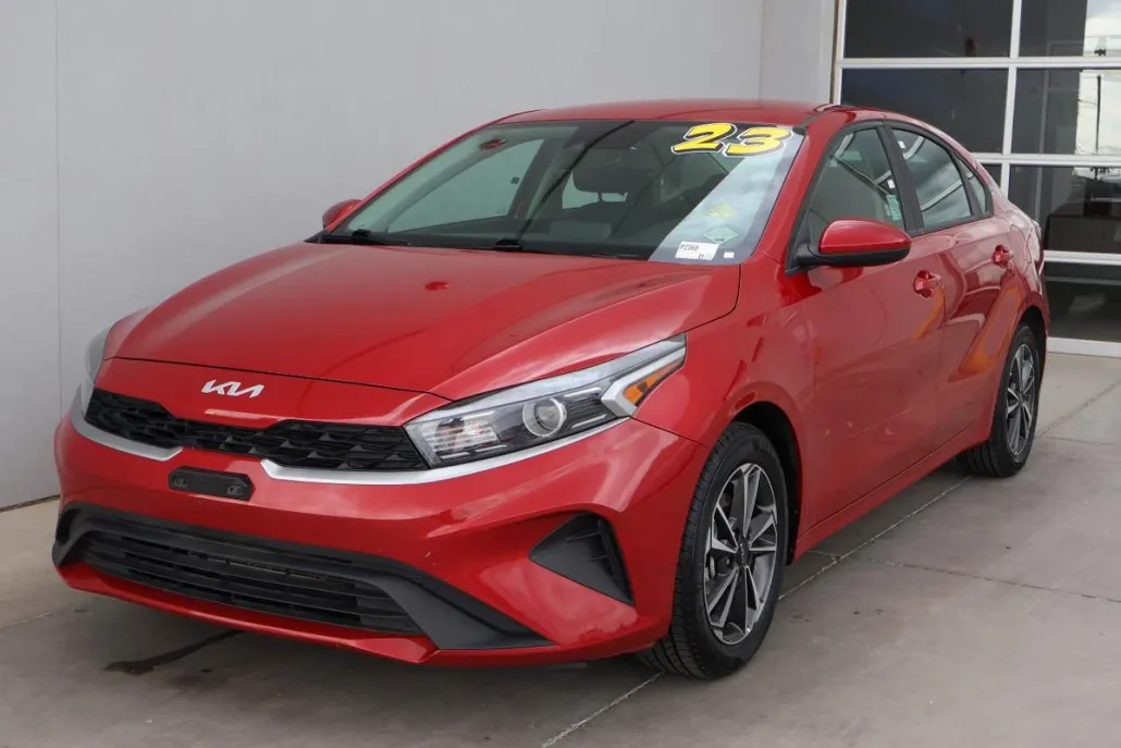 2023 Kia Forte LXS photo 1