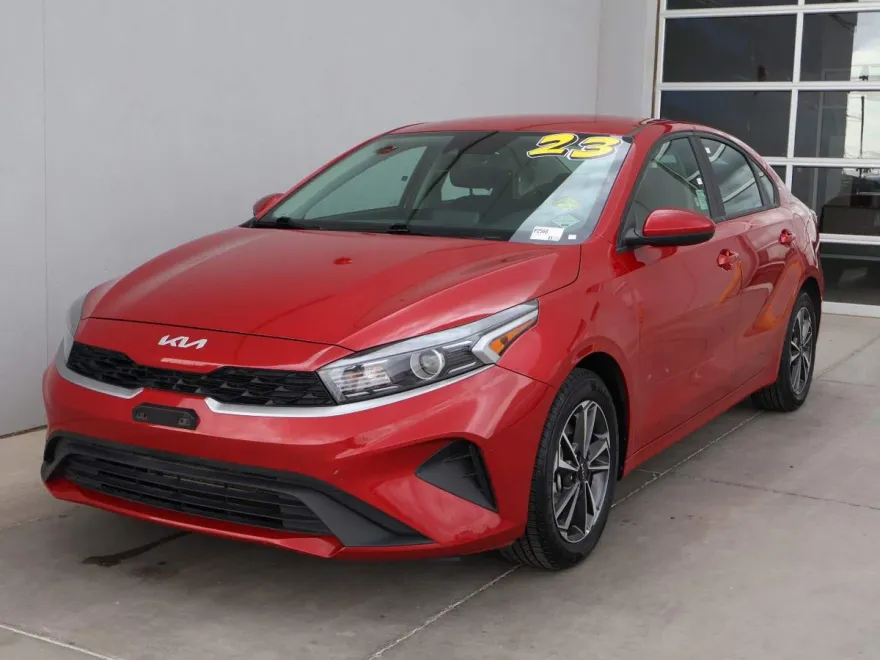 2023 Kia Forte LXS photo 1