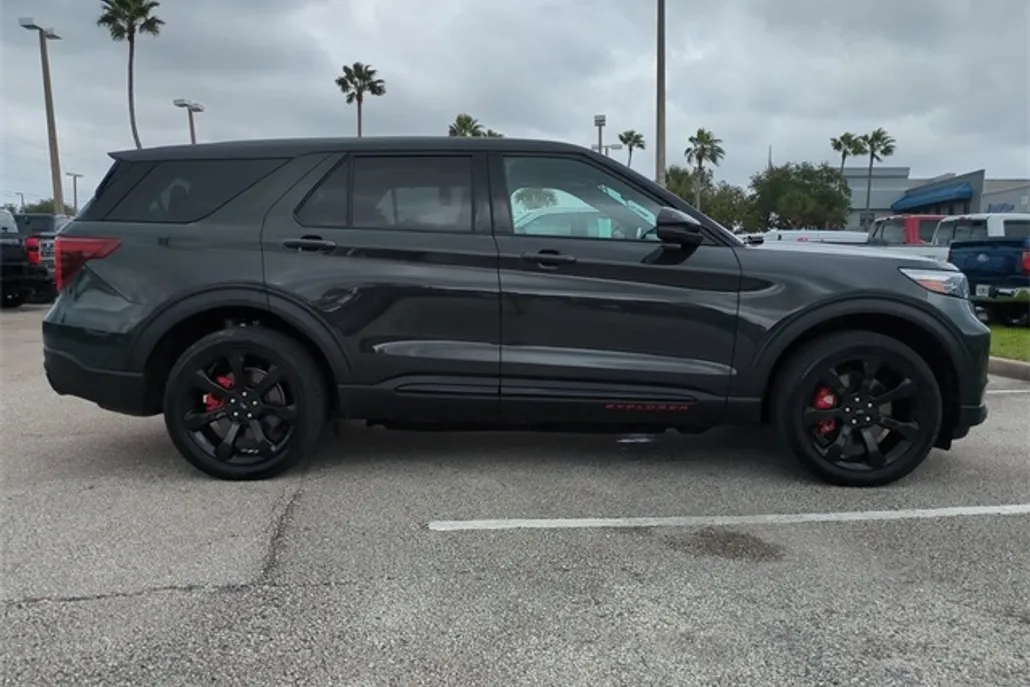 2022 Ford Explorer ST photo 1