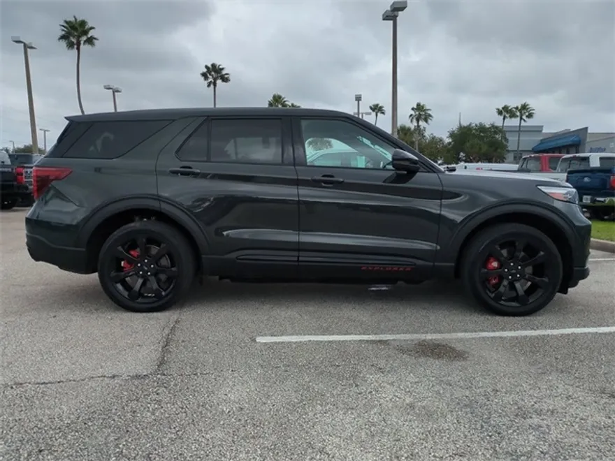 2022 Ford Explorer ST photo 1