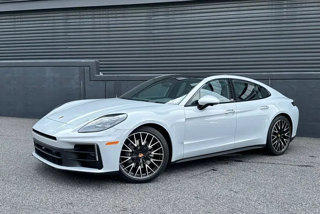 2025 Porsche Panamera 4 photo 1
