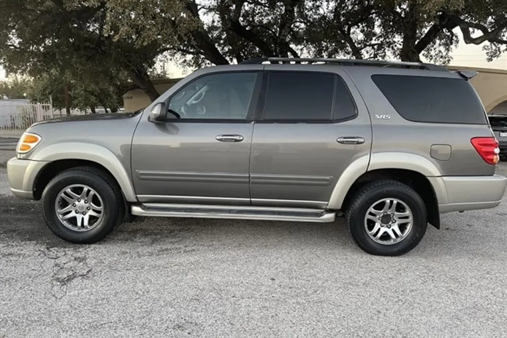 2004 Toyota Sequoia SR5 photo 1