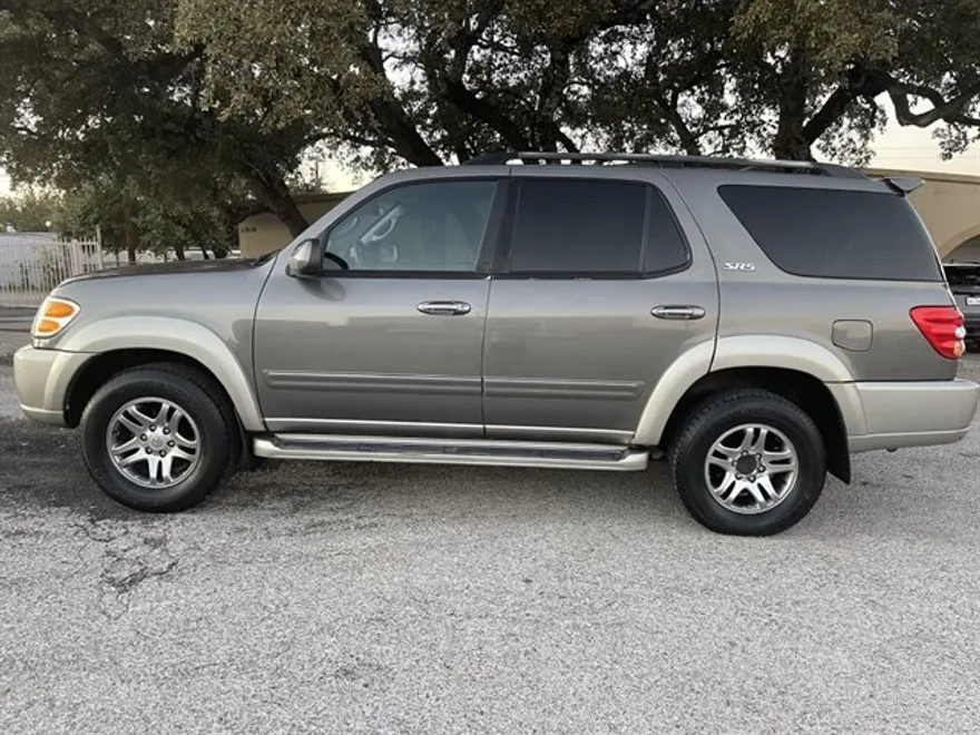 2004 Toyota Sequoia SR5 photo 1