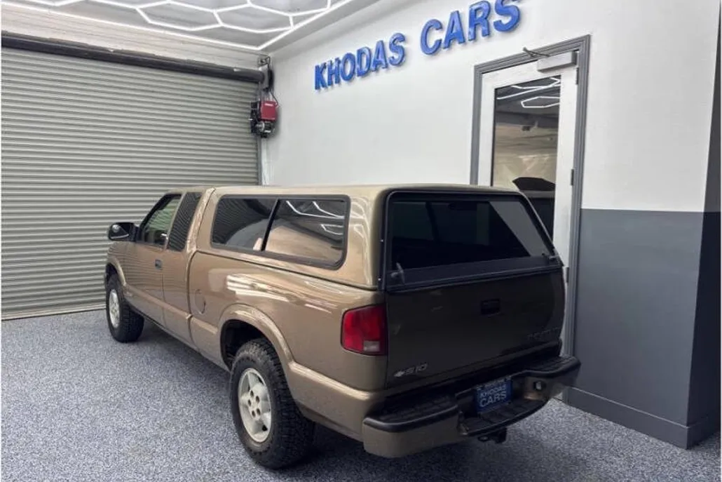 2002 Chevrolet S-10 Pickup photo 1