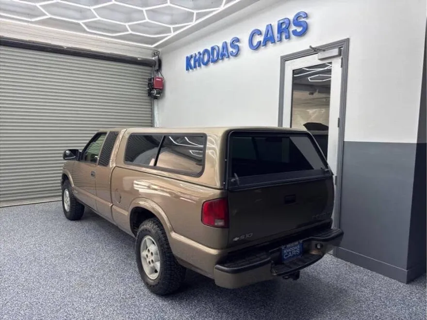 2002 Chevrolet S-10 Pickup photo 1