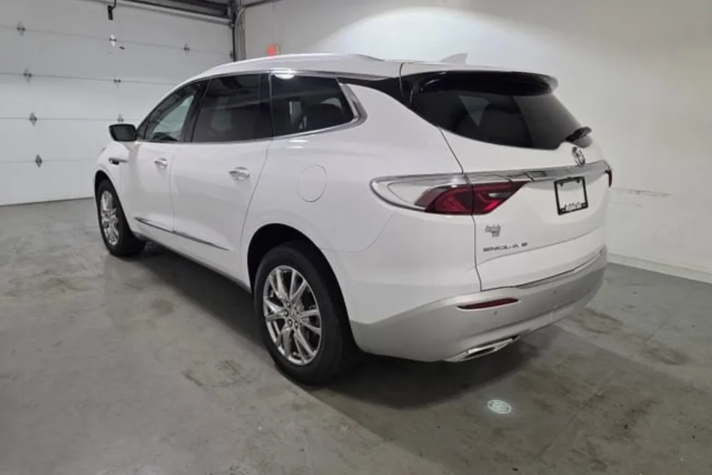 2024 Buick Enclave Essence photo 1