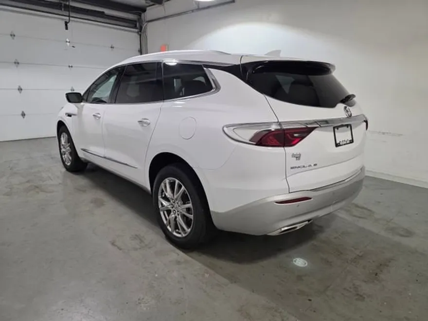 2024 Buick Enclave Essence photo 1