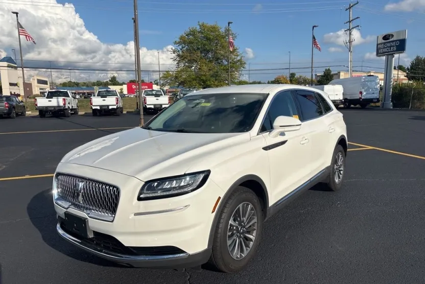 2022 Lincoln Nautilus Standard photo 1