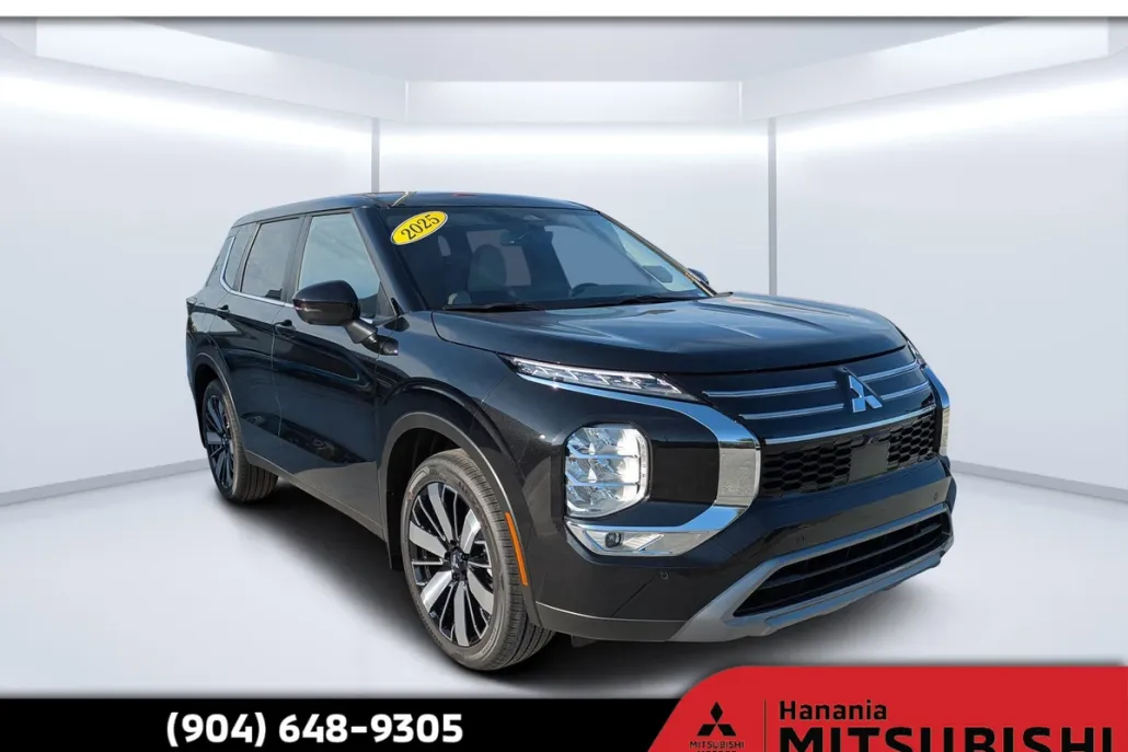 2025 Mitsubishi Outlander SE photo 1