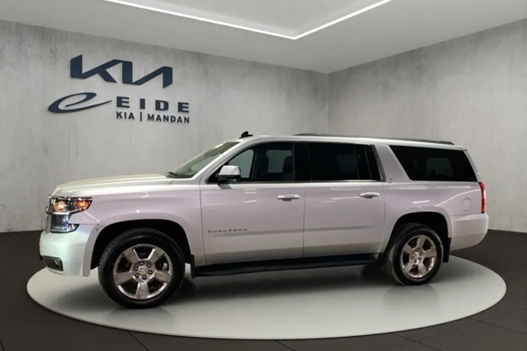 2016 Chevrolet Suburban 1500 LT photo 1