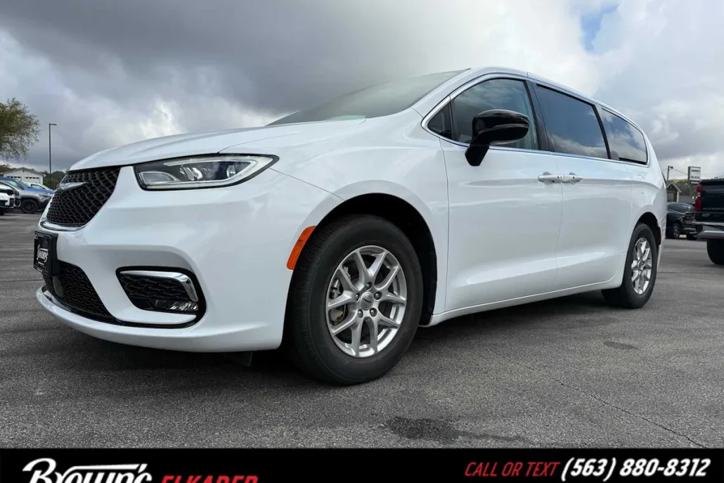 2024 Chrysler Pacifica Touring L photo 1