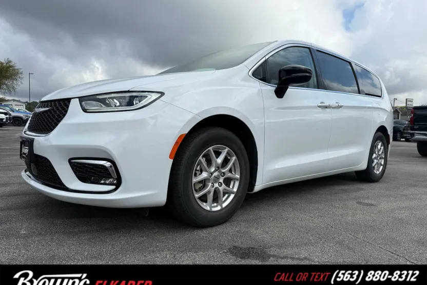 2024 Chrysler Pacifica Touring L photo 1