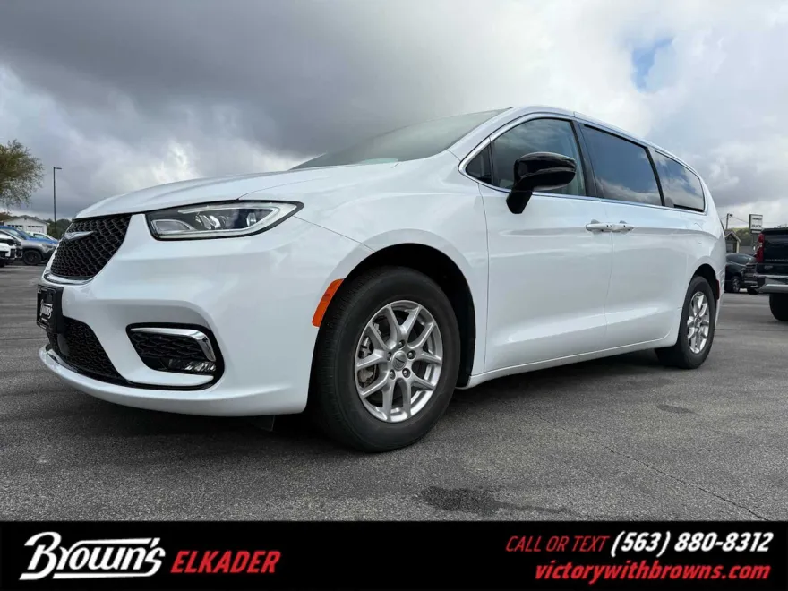 2024 Chrysler Pacifica Touring L photo 1